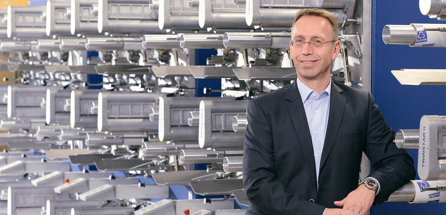 SAHM Geschäftsführer Jochen Zaun vor einer SAHM Maschine